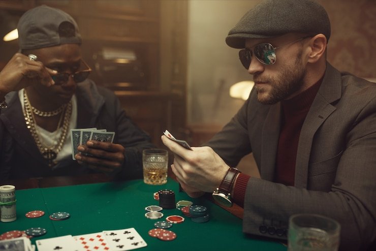 Dealer profesional spo777 yang ramah dan berpengalaman membimbing pemain melalui putaran Monopoly Live